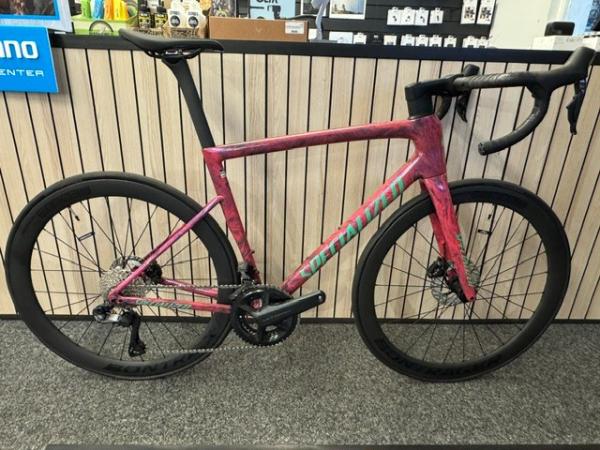 TARMAC SL8 FRMSET CARB/VIVPNKMET/EGRN 56